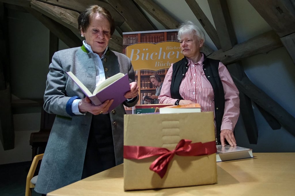 Dechantin Karin von Welck übergab am Donnerstag eine Kiste mit 56 Büchern an die Leiterin der Zeitzer Stadtbibliothek Manuela Freyberg (r.).