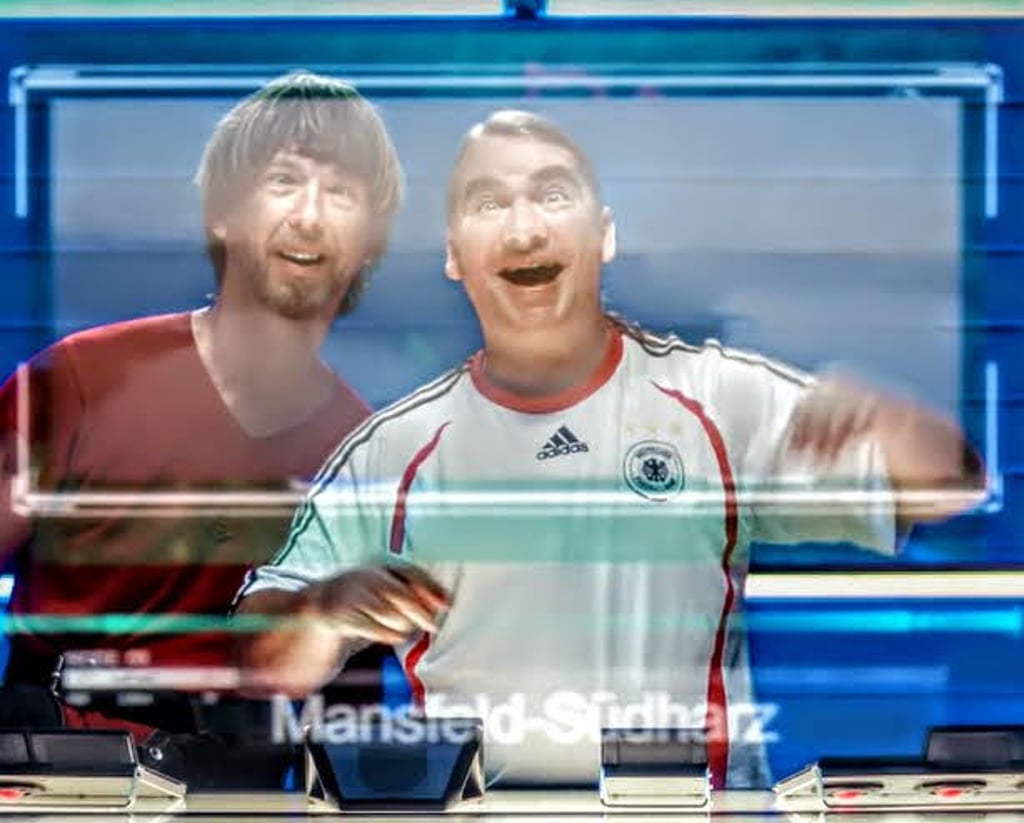 Ein bisschen CSI Miami: Sven Wittek und Gilbert Rödiger am transparenten Bildschirm.