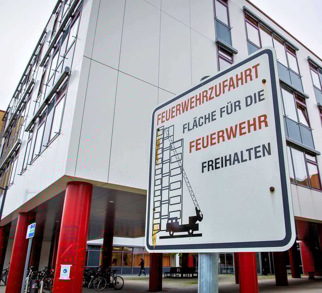 Wegen schwerer Brandstiftung im Oktober 2021 im SRH-Klinikum Naumburg steht eine ehemalige Patientin der Klinik für Psychische Erkrankungen in Halle vor Gericht.