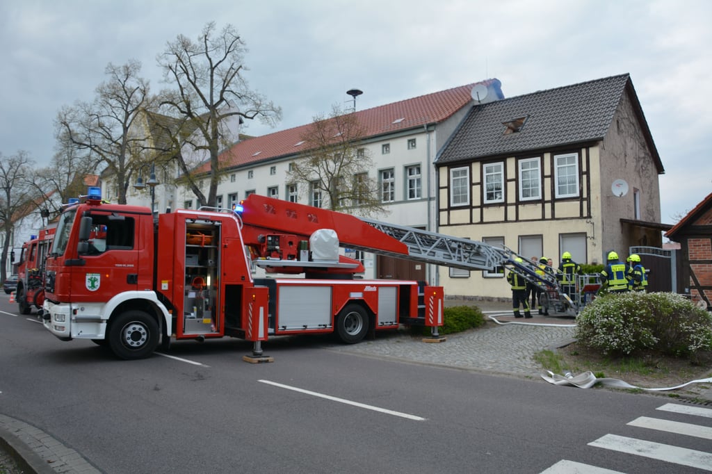 Zum zweiten Mal innerhalb weniger Monate standen am Freitagabend Rauchschwaden über dem Wohngebäude neben der Klötzer Stadtbibliothek.