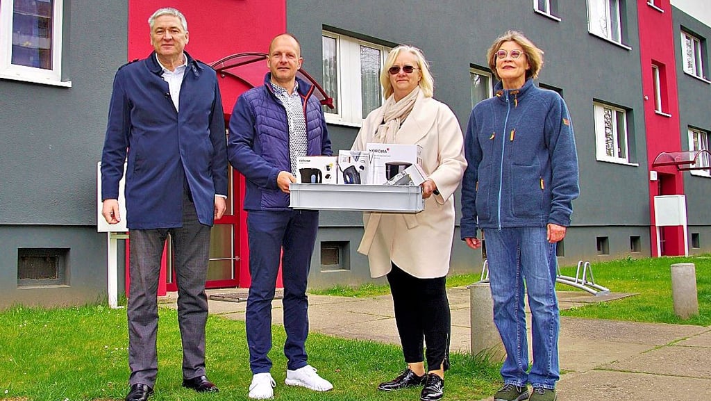 Daniel Jircik (von links) und Sebastian Stoll nahmen die Spenden von Susann Schwarzlose und Elisabeth Quick entgegen.