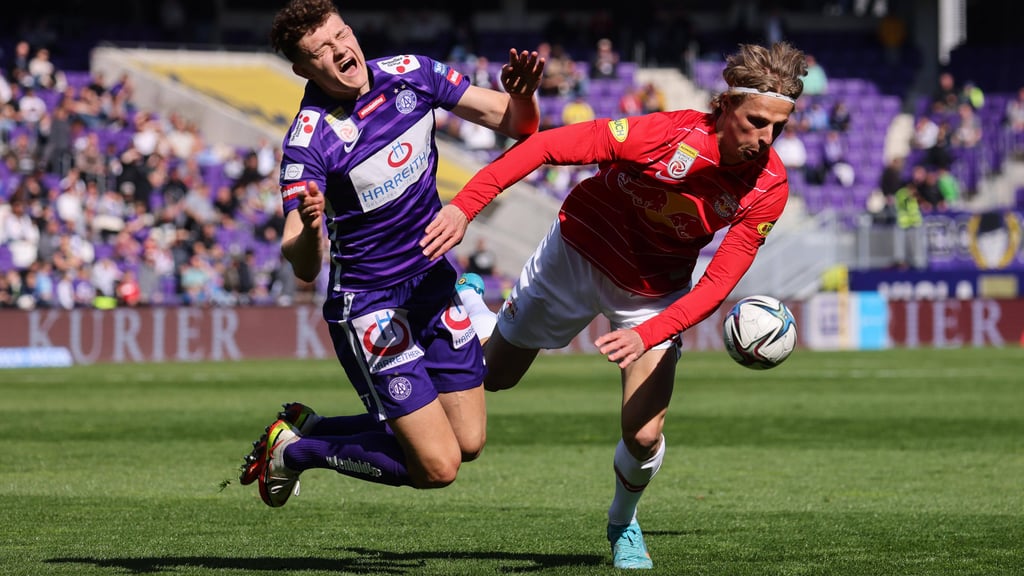 Eric Martel im Zweikampf mit Maurits Kjaergaard.