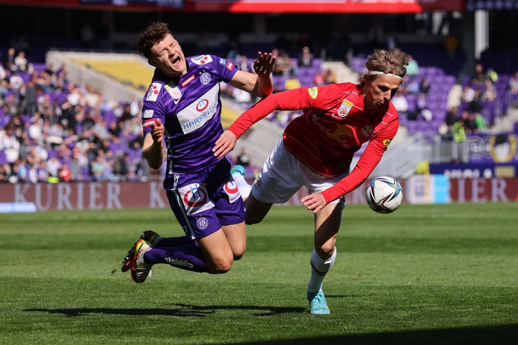 Eric Martel im Zweikampf mit Maurits Kjaergaard.