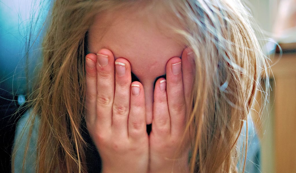 Ein junges Mädchen hält sich die Hände vor sein Gesicht. Während der Pandemie nahmen Depressionen, Angst- und Esstörungen bei Kindern und Jugendlichen deutlich zu. Auch im Salzlandkreis.