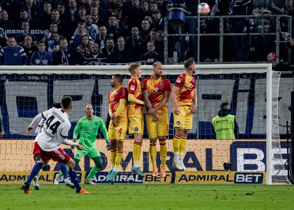 Der Hamburger Mario Vuskovic (l) traf per Freistoß.
