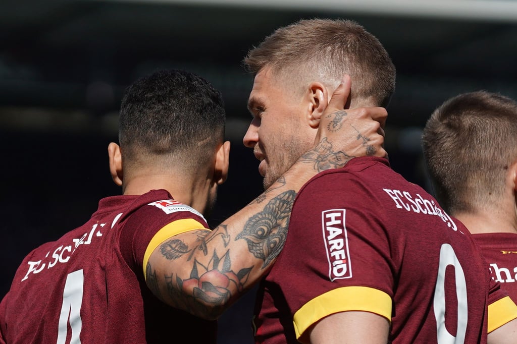 Schalkes Simon Terodde (r) feiert das 2:2 bei Darmstadt 98.