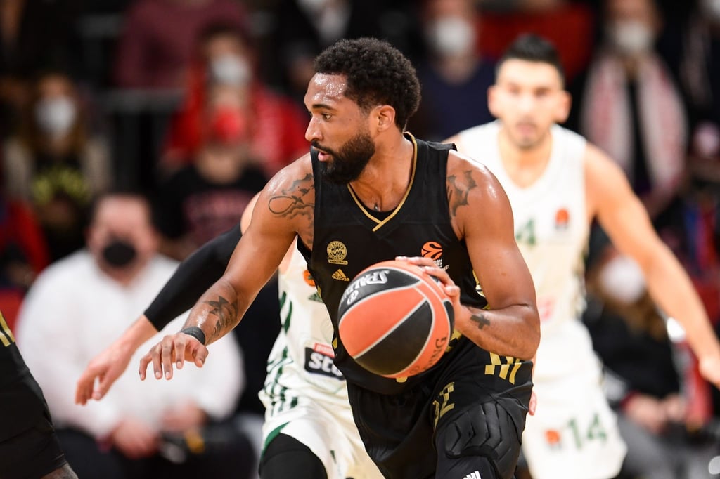 Bayerns Darrun Hilliard hat sich bei der 67:77-Niederlage beim FC Barcelona am Schlüsselbein verletzt.