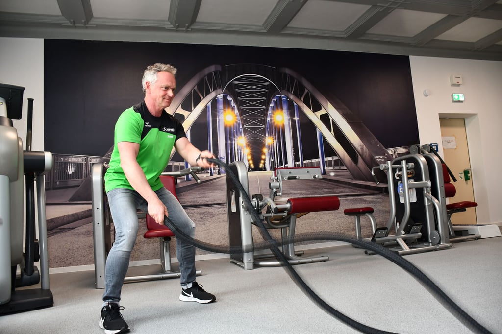 Übungsleiter Frank Wollbrügge an den Geräten im Trainingszentrum des VSB 1980 Magdeburg e. V.