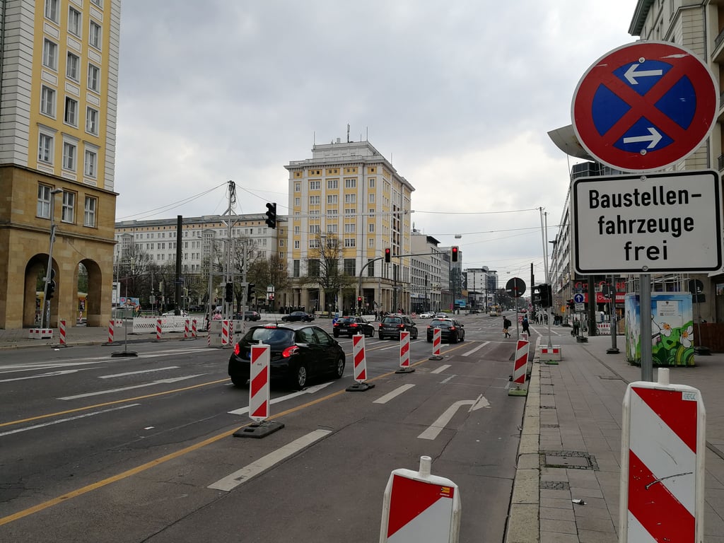 Die Kreuzung Otto-von-Guericke-Straße/Ernst-Reuter-Allee in Magdeburg: Ab 25. April 2022 werden hier weitere Spuren gesperrt.