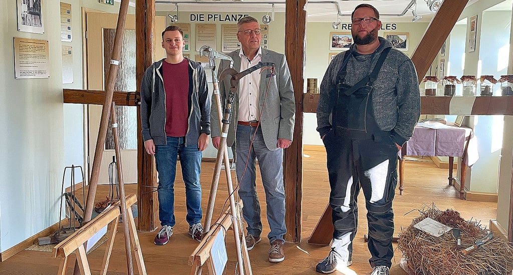 Rathausmitarbeiter Eric Körner, Ortsbürgermeister Andreas Burger und der Rottmersleber Bierbrauer Andreas Schütte (v. l.) trafen sich zum Vorbereitungsgespräch in der Ausstellung im Hopfen-Haus.