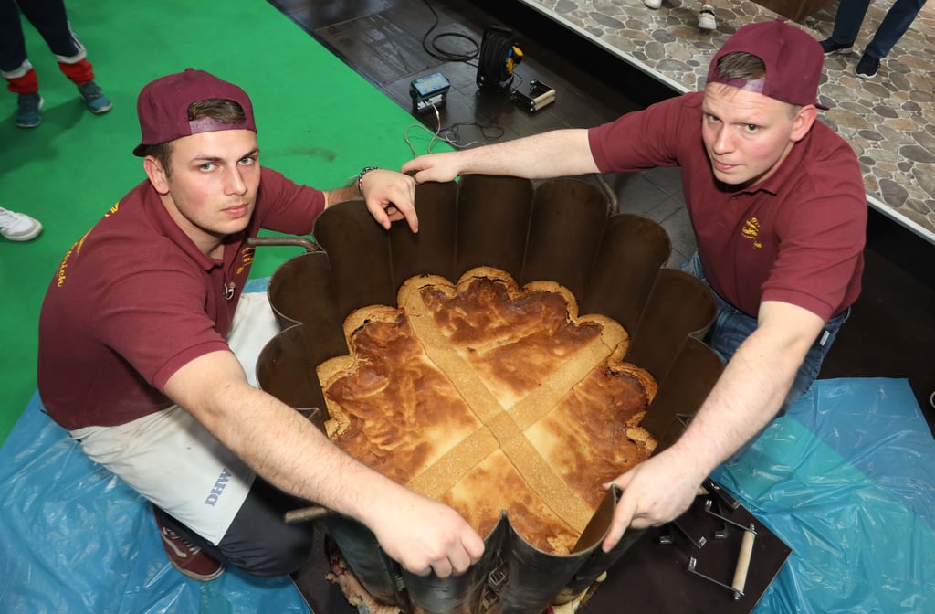 Die Bäcker Hans-Peter Eßrich (l.) und Tom Eßrich, mit der «Leipziger Lerche».