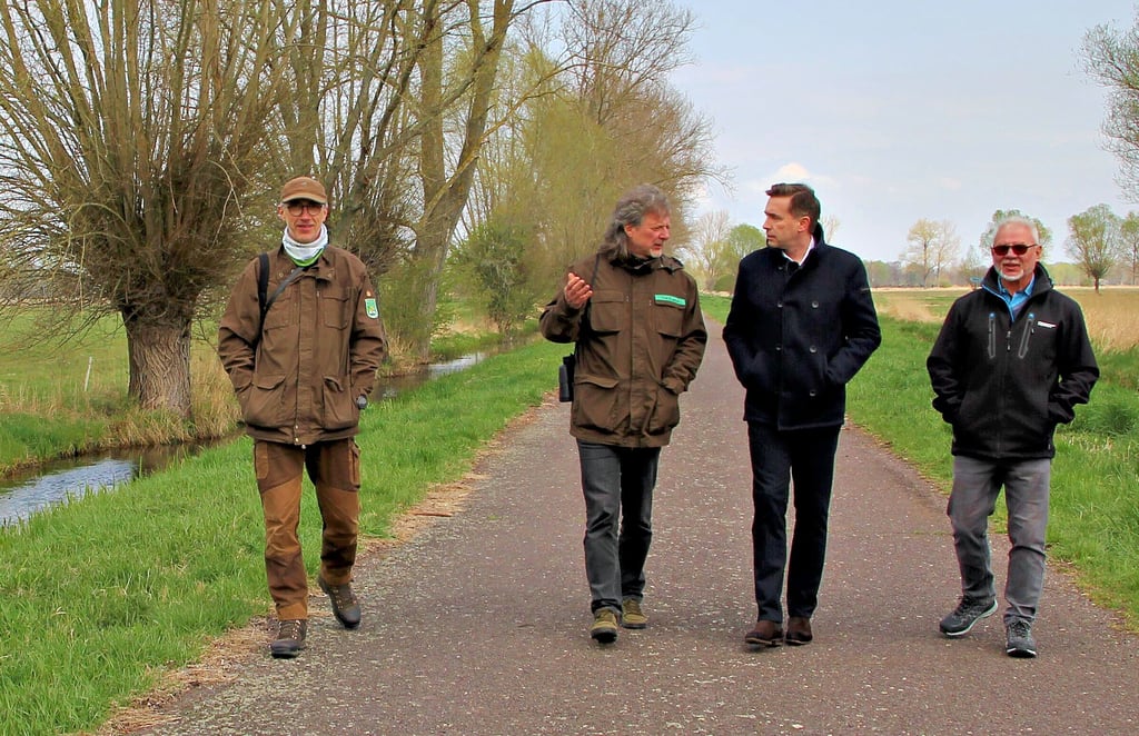 Ulf-Gerd Damm (von links), Fred Braumann, Thomas Wünsch und Rudi Klement bei der Einweihung des 7,5 Kilometer langen Rundwanderweges .