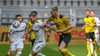 Halles Jan Löhmannsröben im Duell mit Dortmunds Bradley Fink.