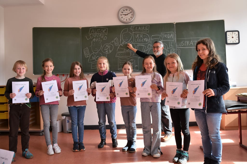 Mit ihrer Urkunde sind die Zweit- und Drittklässler der Schule „Am Pechauer Platz“ nun offiziell als Schulschreiber ernannt.