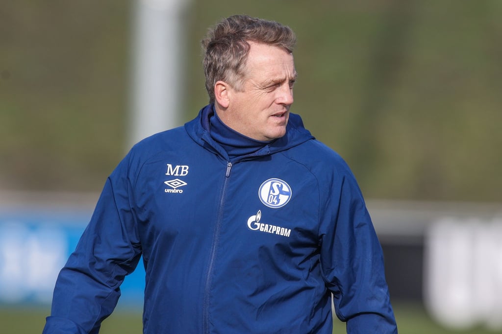 Attestiert Leroy Sanés Bruder Sidi „ein spannendes Profil“ zu haben: Schalkes Trainer Mike Büskens beim Training.