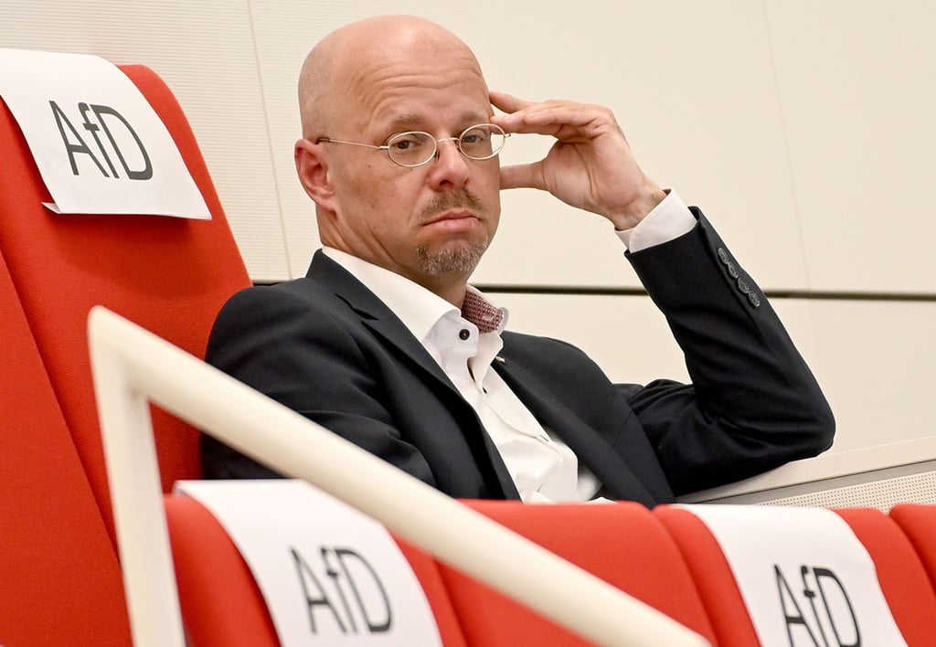Andreas Kalbitz wurde vorgeworfen, bei seinem Eintritt in die AfD 2013 unter anderem eine frühere Mitgliedschaft in der inzwischen verbotenen rechtsextremen „Heimattreuen Deutschen Jugend“ verschwiegen zu haben.