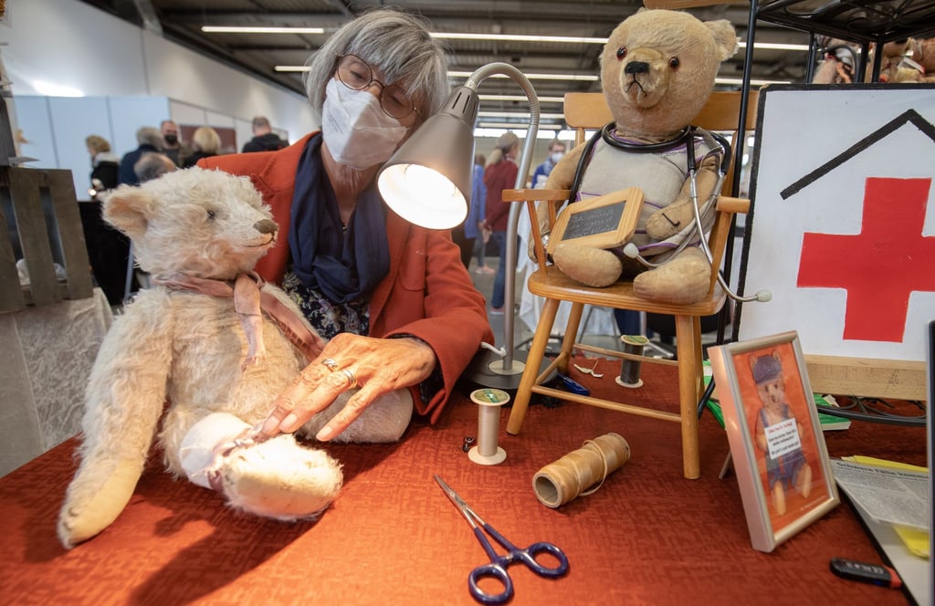 Die selbsternannte Bärendoktorin Claudia Hartung untersucht einen „verletzten“ Teddy.