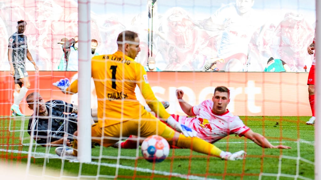 Da schlug der Ball ein: Willi Orban und Peter Gulacsi können dem Kopfball von Sven Michel zum 1:1 nur noch hinterherschauen.
