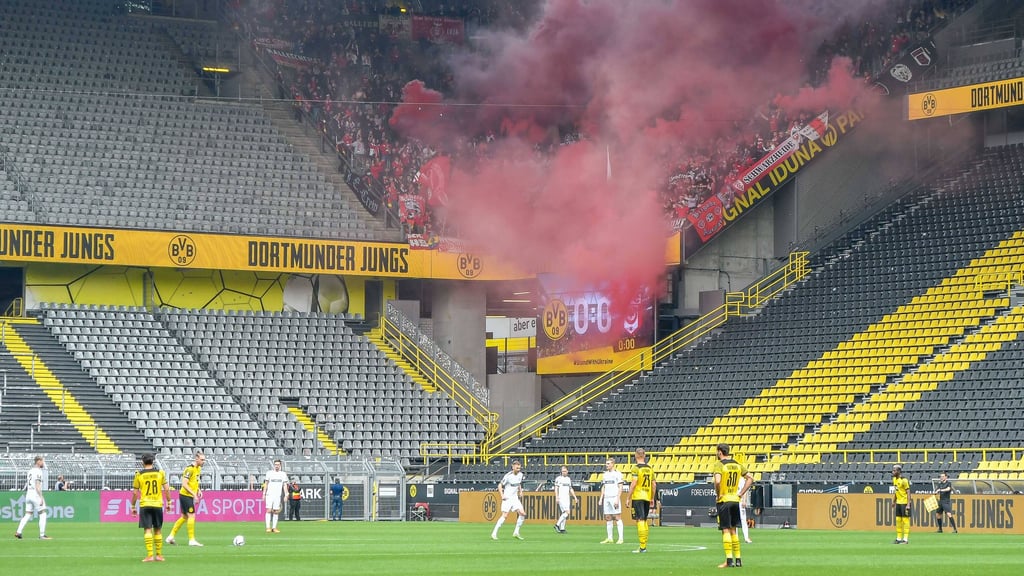 Zun Anpfiff fackelten die HFC-Fans einen Rauchtopf ab, anschließend sorgte sie für gute Stimmung im Signal-Iduna-Park.