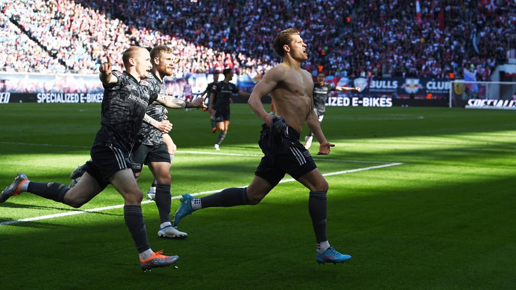 Kraftprotz: Siegtorschütze Kevin Behrens jubelt nach dem 2:1 gegen RB Leipzig.