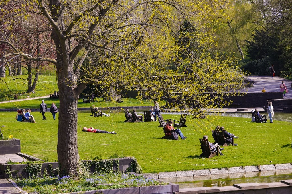 Menschen genießen in Hamburg die Sonne.
