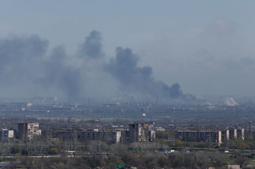 Rauch steigt über dem Azovstal-Werk in der Hafenstadt Mariupol auf.