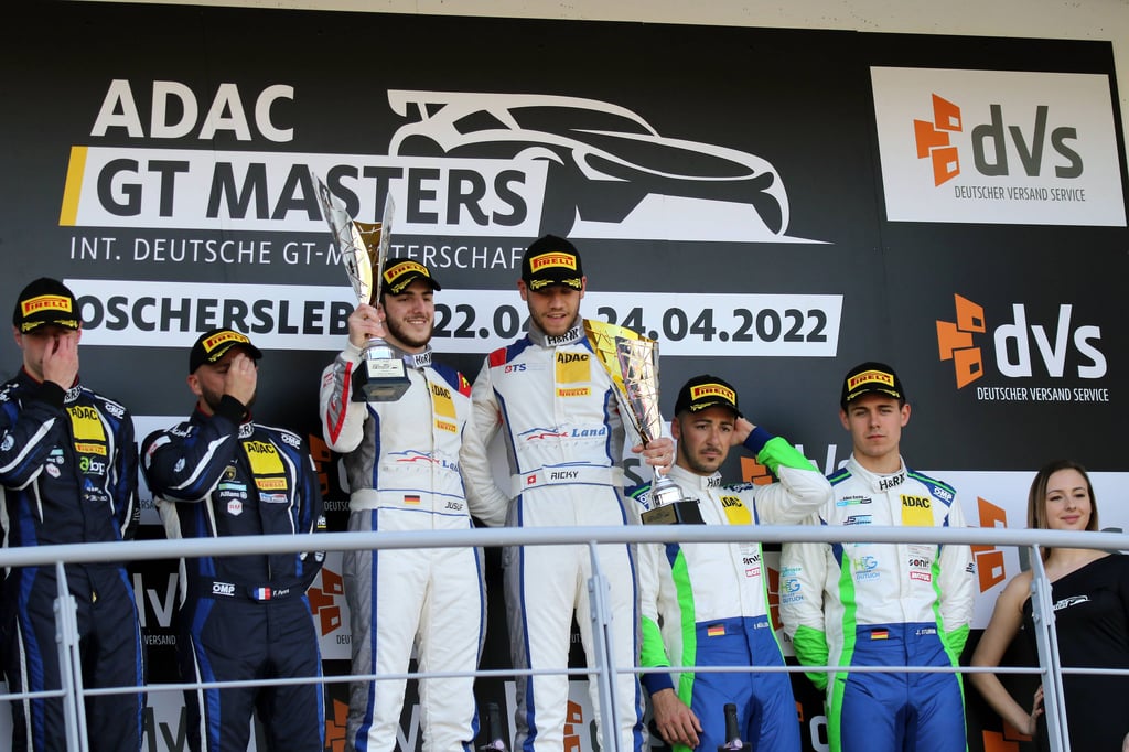 Jusuf Owega und Ricardo Feller bei der Siegerehrung in Oschersleben.