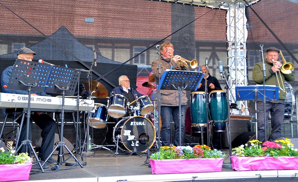 Die Halberstädter Stadtbläser erfreuten mit einem bunten Repertoire die Gäste des Feierabendmarktes.