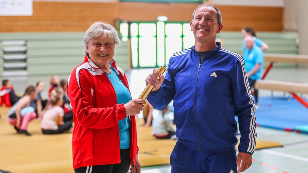 Ingeborg Vökler und Olaf Sawatzky bei der symbolischen Staffelstabübergabe in der Mehrzweckhalle in Querfurt.