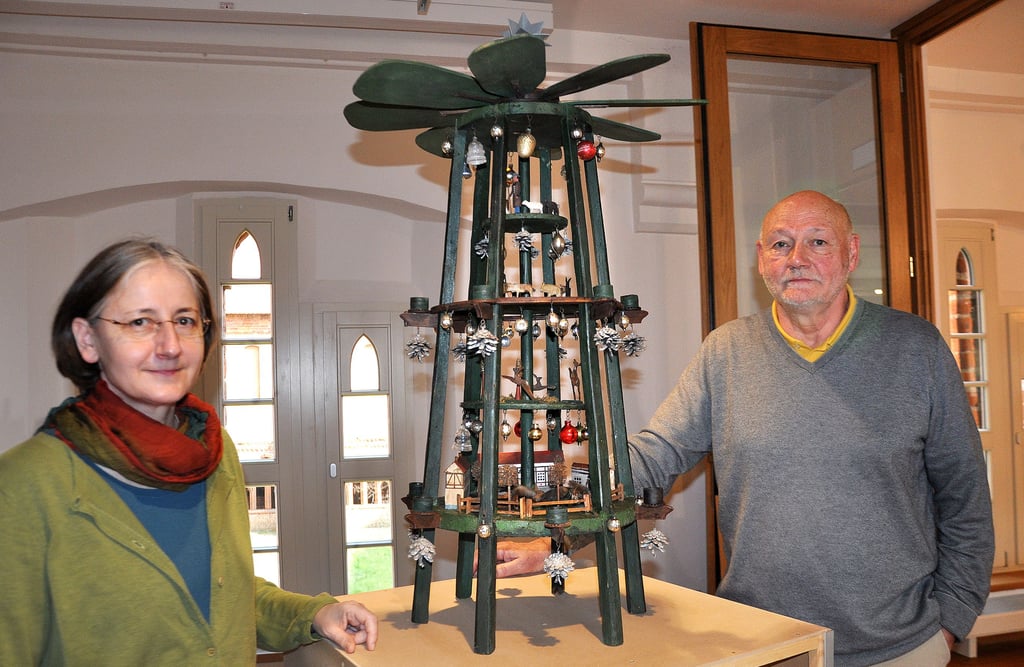 Fördervereinsvorsitzender Harald Wildhagen und Museumsleiterin Antje Reichel freuen sich, dass die Weihnachtspyramide restauriert ist und künftig zur Weihnachtszeit wieder im Museum am Havelberger Dom präsentiert werden kann.