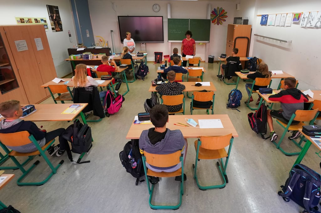 Eine 6. Klasse sitzt in ihrem Klassenraum der Sportschulen Halle (Saale).