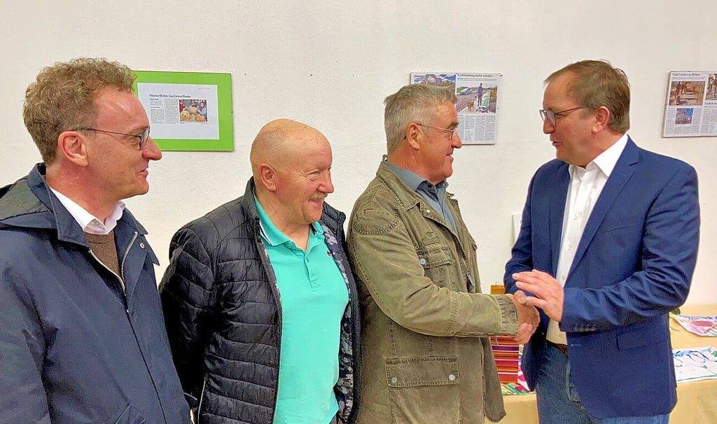 Saale-Wipper-Verwaltungschef Jan Ochmann (von links), Plötzkaus Bürgermeister Peter Rosenhagen und Landrat Markus Bauer (rechts) zählten zu den ersten Gratulanten des wiedergewählten Lothar Jänsch.