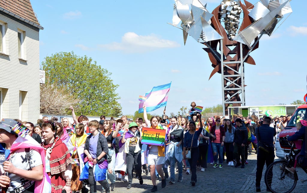 Start und Ziel des Demonstrationszuges des Christoper Streets Days war der Salzblumenplatz. Abgesichert durch Polizei und Feuerwehr zogen hunderte Männer, Frauen und Transgender von hier aus durch Schönebeck.