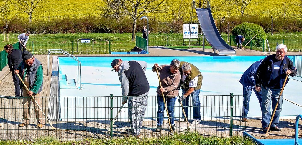 Der Förderverein des Klein Wanzleber Schwimmbades und zahlreiche Helfer haben am Sonnabend die Außenanlagen auf Vordermann gebracht.