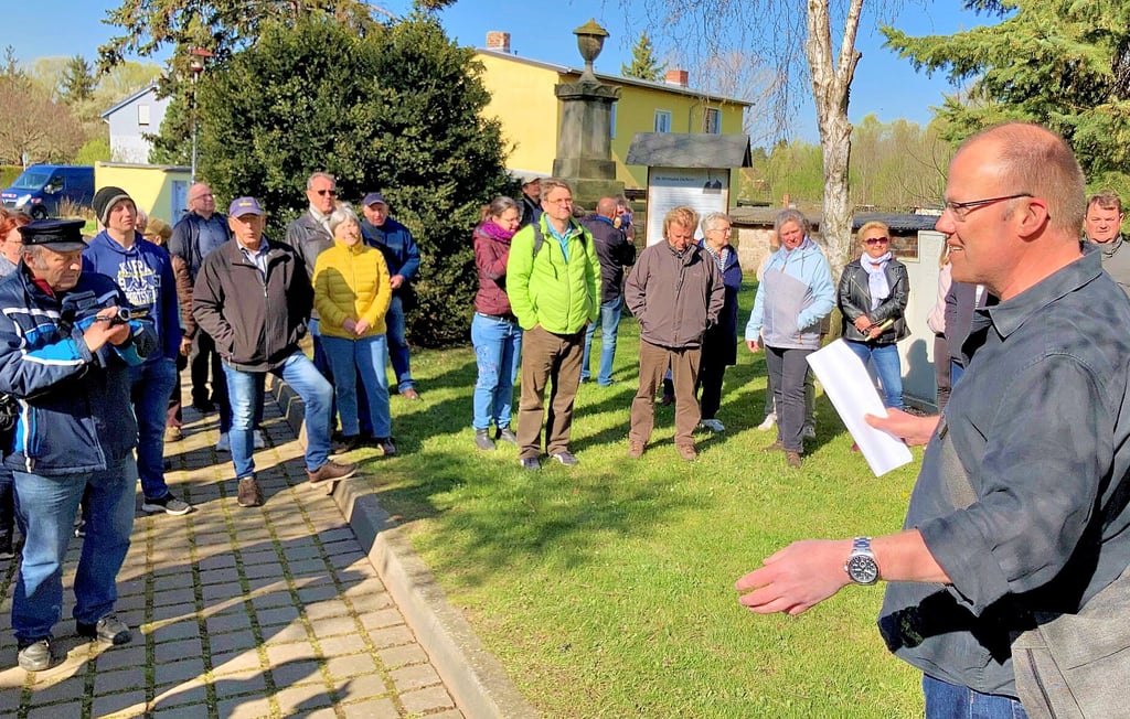 Karsten Falke führte mehr als 60 Interessenten bei der Frühjahrsexkursion durch Biendorf. Erste Zwischenstation war der Alte Turm mit dem Grabstein von Hermann und Amalie Zscheye.