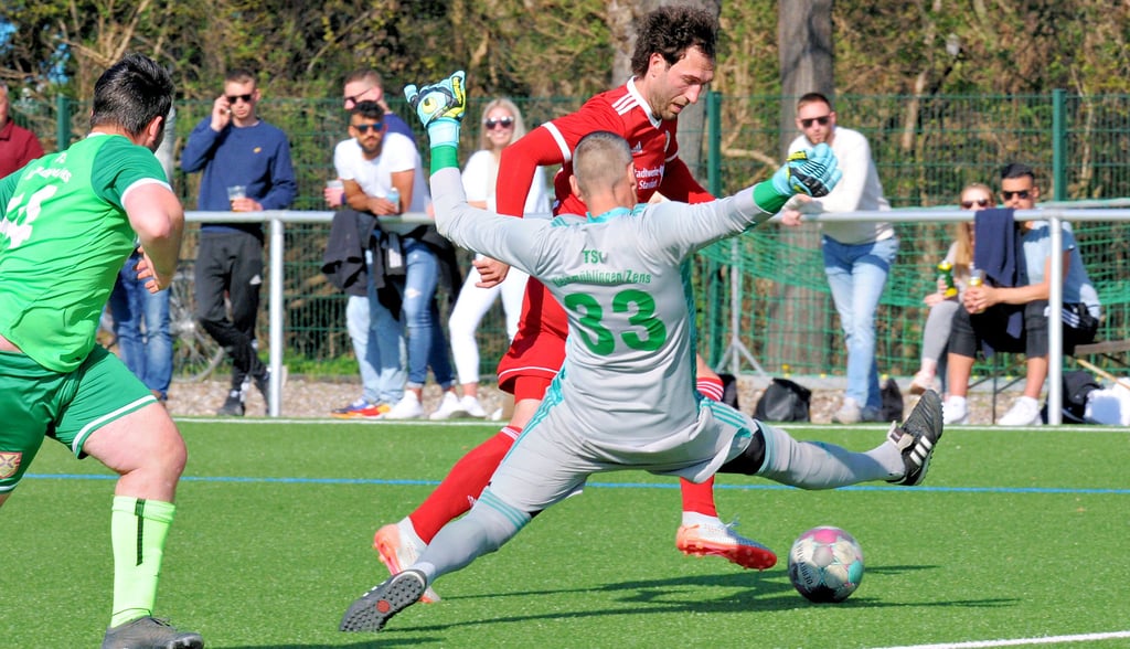Matthias Härtl (hinten) und der SV 09 Staßfurt konnten Kleinmühlingens Torhüter Christoph Breitmeier im Salzland-Derby der Fußball-Landesliga fünf Mal überwinden.