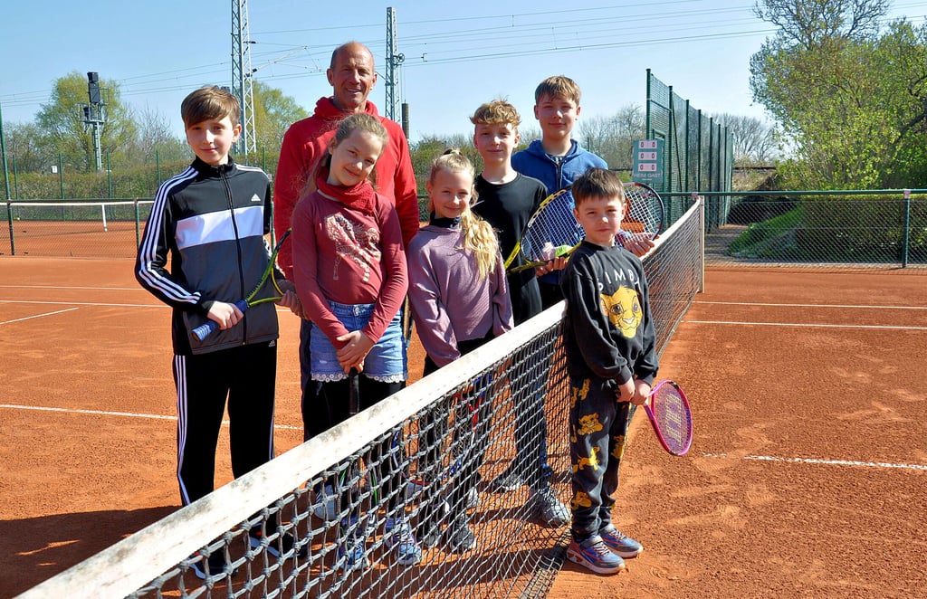 Mit Trainer Joachim Gersdorf (zweiter von links) hat der Tennisverein seine Kinder- und Jugendarbeit intensiviert. Beim Saisonauftakt nahmen Sönke Engel (von links), Maya Rose, Aimee Gehrmann, Finn Engel, Jacob Ungewickell und Mailo Rose aus dem Vereinsnachwuchs den Tennisschläger in die Hand.