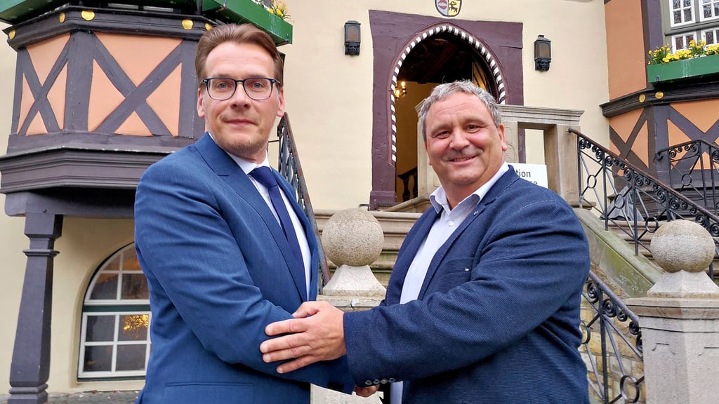 Glückwunsch an den Wahlsieger: Ralf Schult (Buko, rechts) gratuliert Tobias Kascha (SPD).
