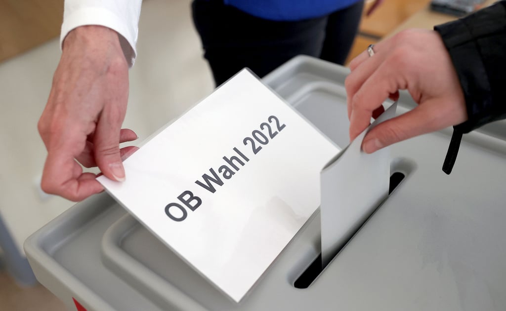Eine Frau wirft ihren Wahlzettel in eine Wahlurne. Am 24. April 2022 wurde in Magdeburg ein neuer OB gewählt. Es kommt zur Stichwahl.