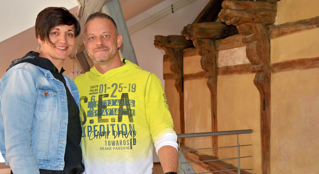 Anja Gerlach und Andreas Pfeiffer vor der historischen Fassade im alten Gildehaus Voigtei 58. Hier wollen beide im Mai ein Burger-Café eröffnen.