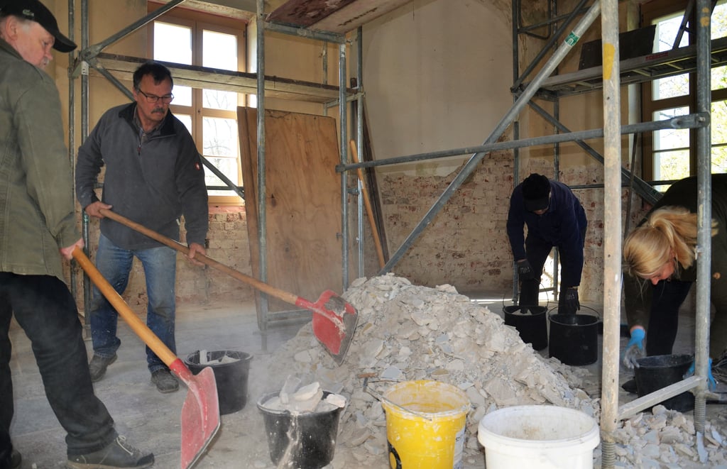 Mitglieder des Lions Clubs Zerbst trafen sich am Sonnabend zum Arbeitseinsatz im Teehäuschen. Gemeinsam räumten sie den Schutt weg, der beim Abbruch der Zwischendecke und dem Abstemmen des Zementputzes im Sockelbereich angefallen war.
