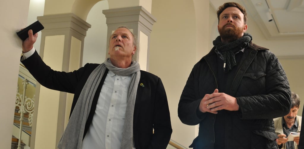 Die Kandidaten Gunter Walther (Grüne) und Martin Papke (CDU) verfolgten die Auszählung im Foyer des Weißenfelser Rathauses.