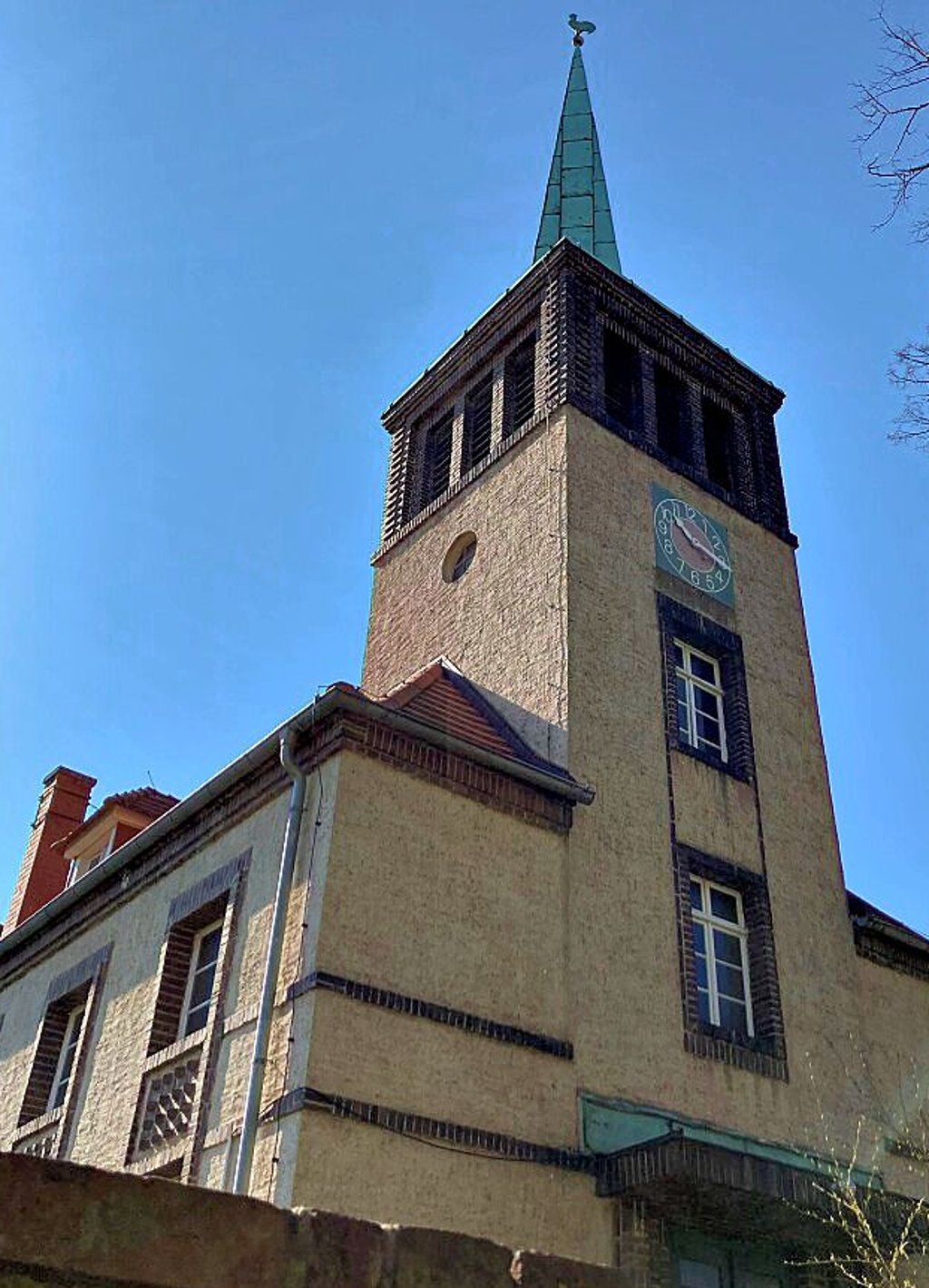 Die Kirche an der Kaiser-Otto-Straße wurde 1928 im Stil der Neuen Sachlichkeit erbaut.