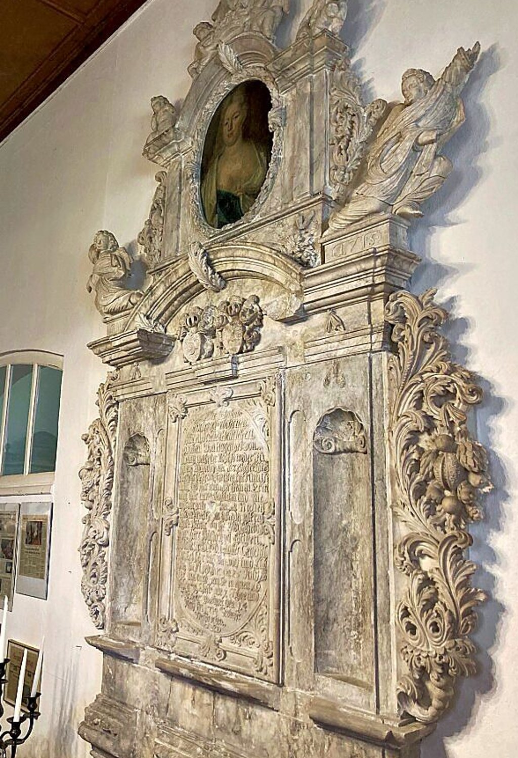 Das wunderschön restaurierte Epitaph, das im Schloss ausgestellt wird, ist Dorothea von Hagen gewidmet.