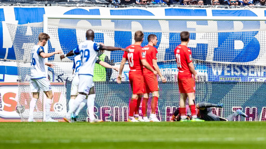 Die Aufstiegsfeier naht: Zur Halbzeit führt Magdeburg mit 2:0 gegen den FSV Zwickau.