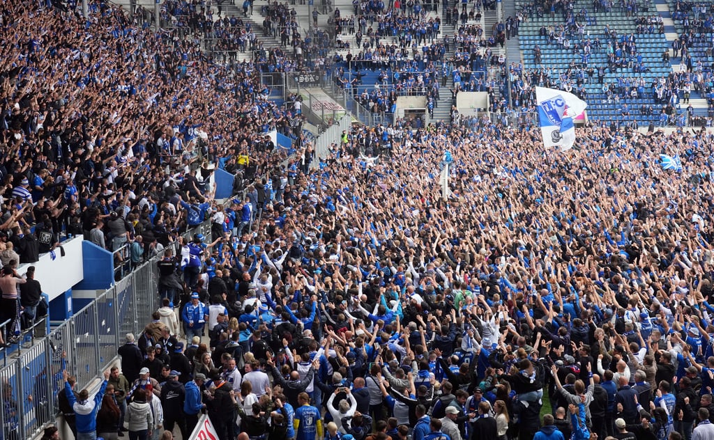 Mannschaft und Fans feerten im Stadion ausgelassen.