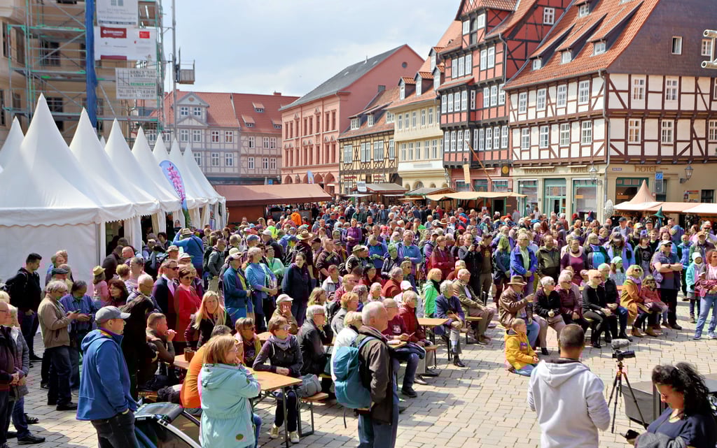 Hunderte Menschen versammeln sich am Sonntag auf dem Markt.
