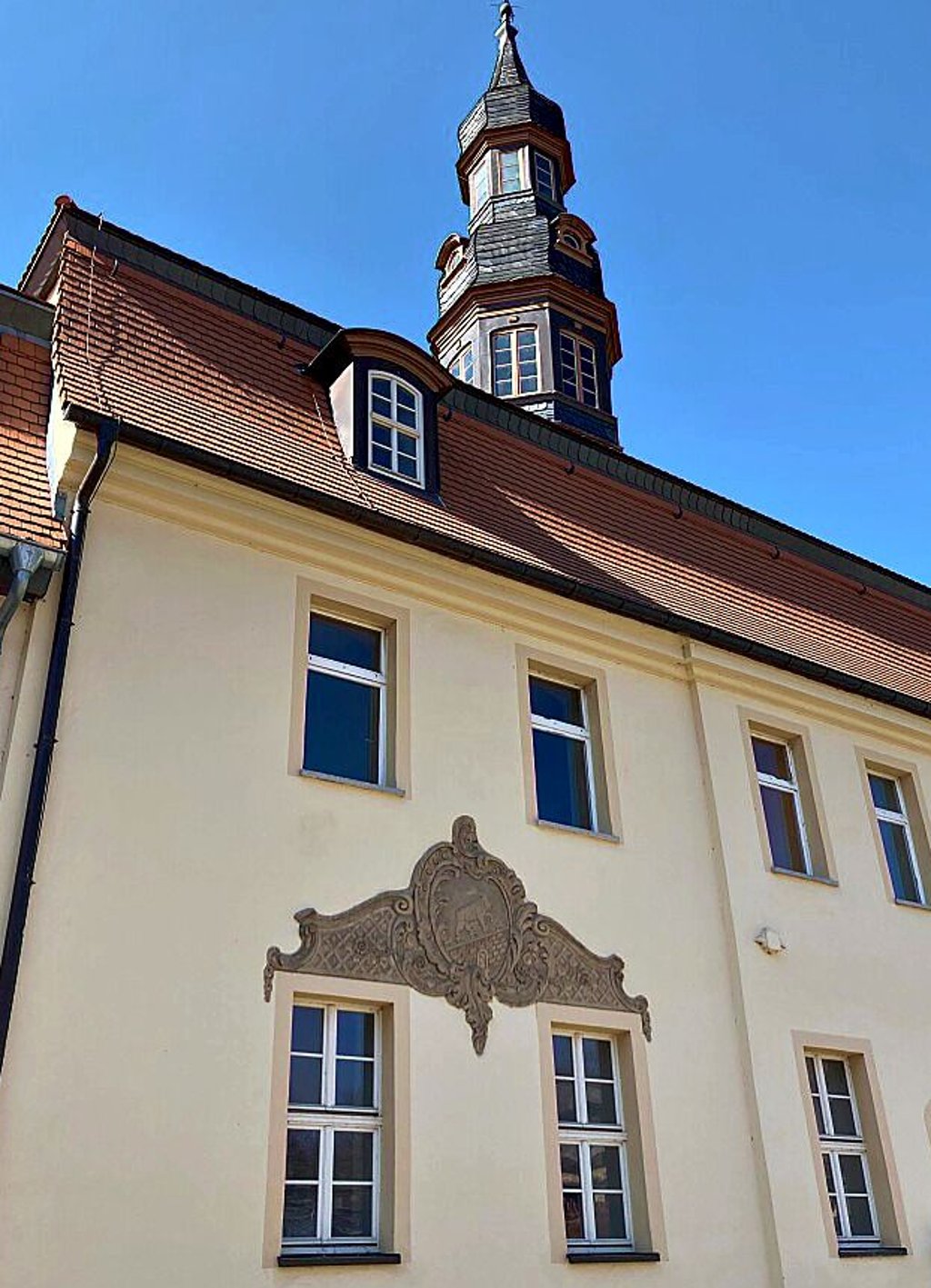 Im späten 18. Jahrhundert entstand auf dem Gutshof das Herrenhaus mit seiner ortsbildprägenden Turmhaube.