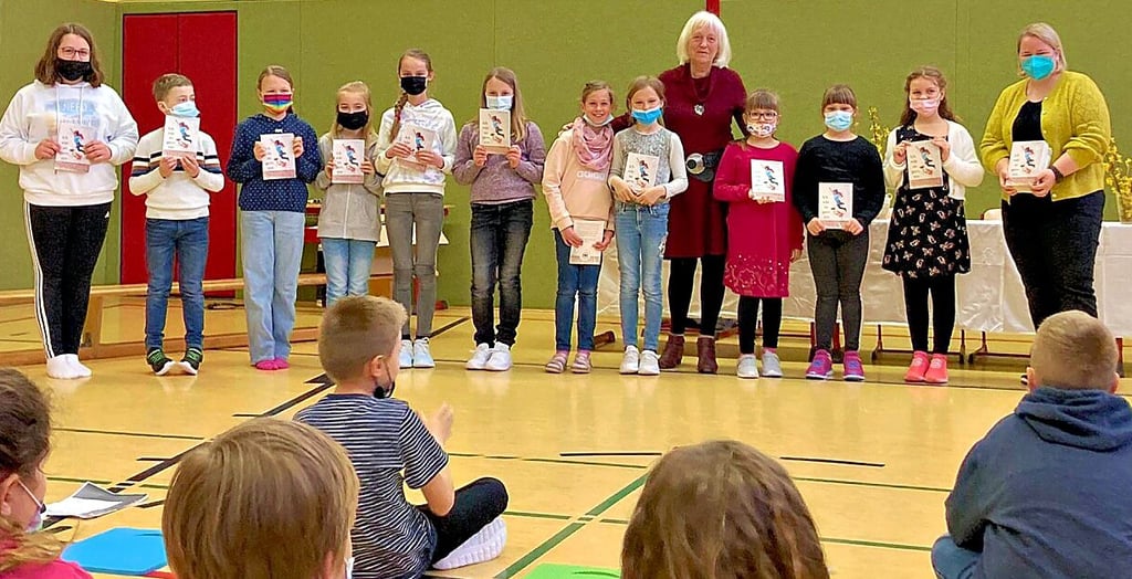 Bevor jedes Schulschreiberkind der Eckartsbergaer Schule ein mit ihren Geschichten gefülltes Buch erhielt, wurde die eine oder andere vorgelesen.