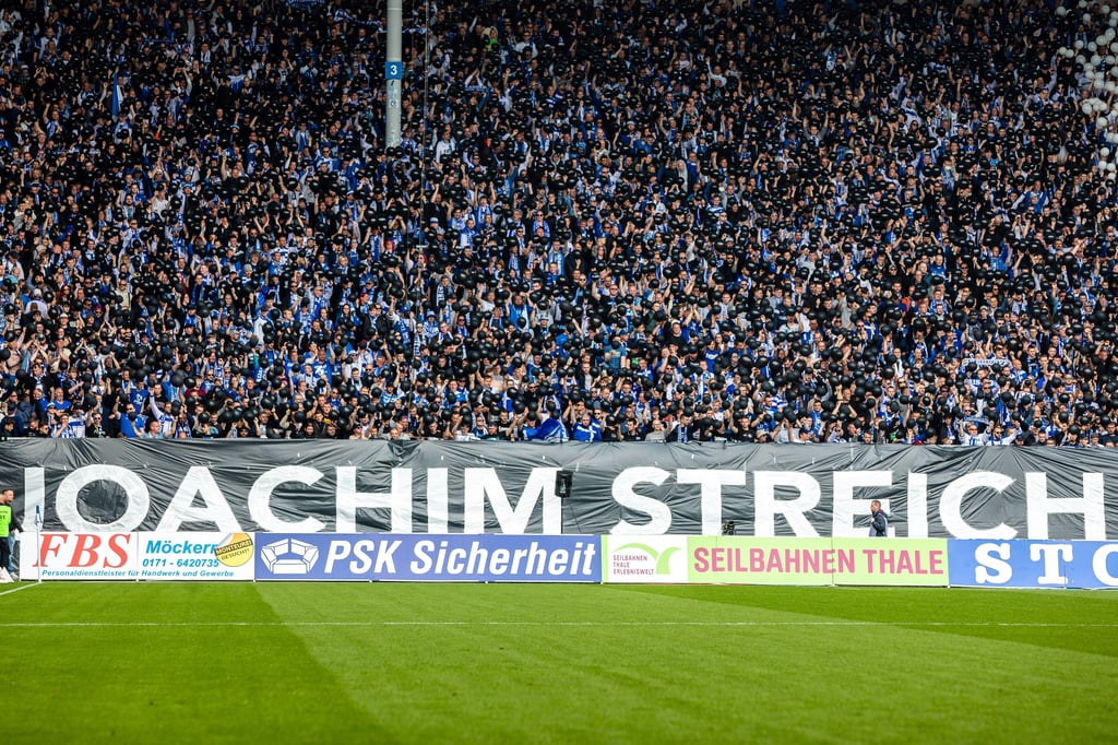 Vor dem Anpfiff des Heimspiels gegen Zwickau ehrte der FCM seine verstorbene Vereinslegende Joachim Streich.